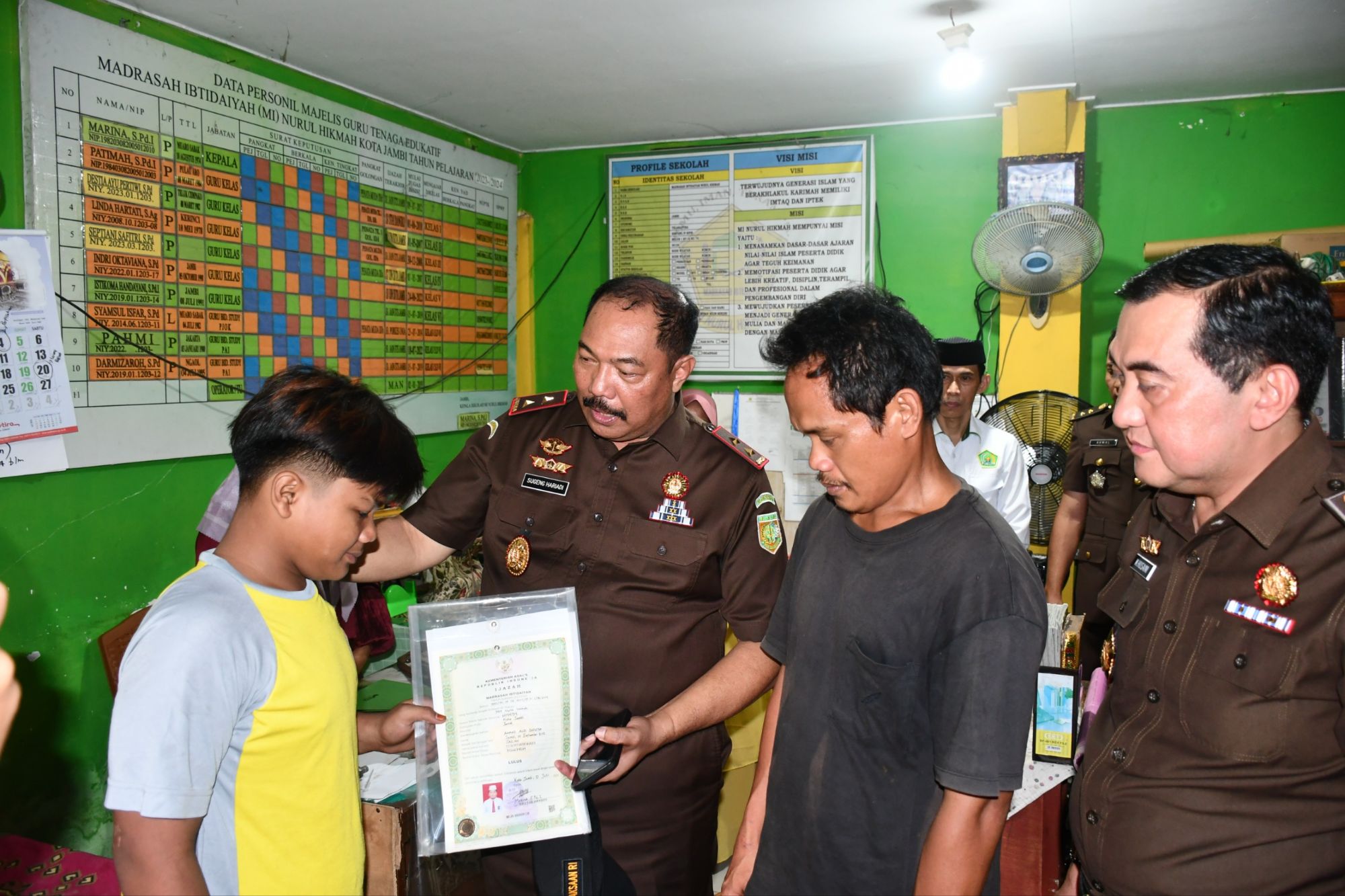 KAJATI JAMBI TUNJUKKAN KEPEDULIAN DI MOMENTUM HARGANAS KE-33 TAHUN 2026, BANTU PENYELESAIAN IJAZAH DAN TUNGGAKAN&nbsp; BIAYA SEKOLAH SISWA