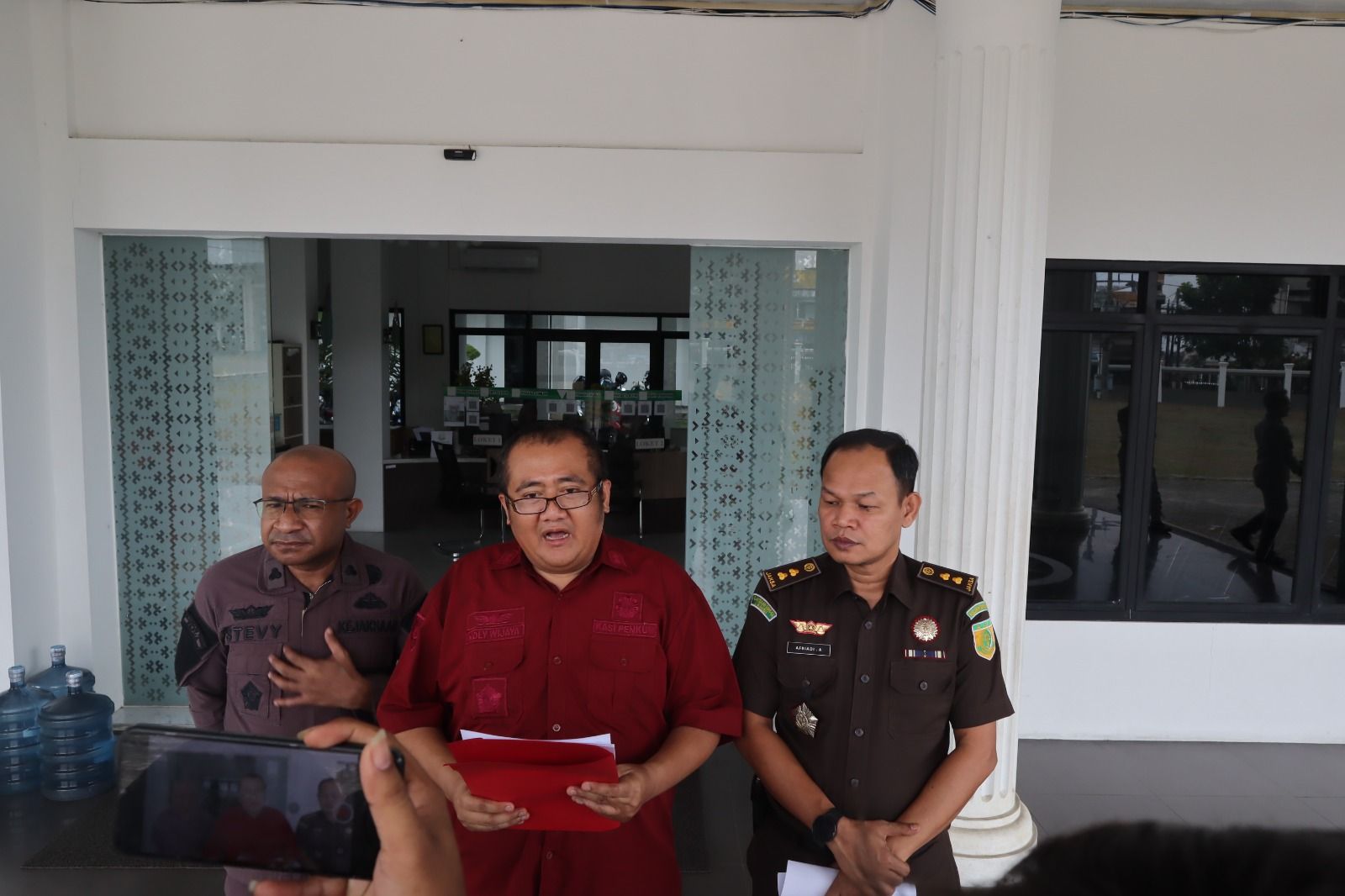 Tiga Tersangka Korupsi DAK Fisik SMK Diserahkan ke Kejari Jambi, Negara Rugi Rp21,89 Miliar