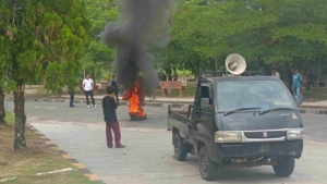 Tak Ditemui Kepala Daerah, Mahasiswa Bakar Ban dan Desak Perbaikan Tata Kelola Pemerintahan Muaro Jambi